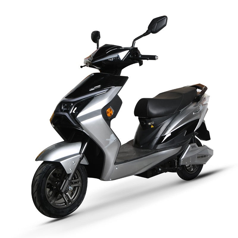 Scuter Electric Nmoto X1 Gri cu Motor Bosch 2020W – Viteză Max. 45 km/h, Autonomie 75 km, Dimensiuni 1750×570×1140mm, Greutate 80Kg, Portbagaj Detașabil, Alb/Negru Carte RAR (C.I.V) + CADOU Tricou N-Moto